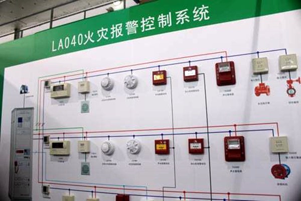 出現火警時，樓宇控制系統如何快速做出反應？